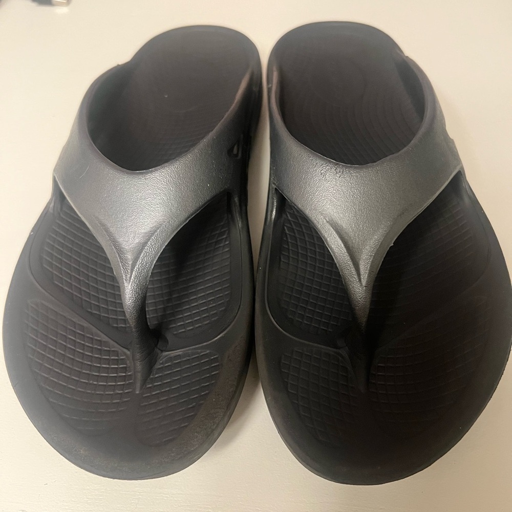 ⚪️ OOFOS Classic Flip Flops ⚪️ - Picture 3 of 5